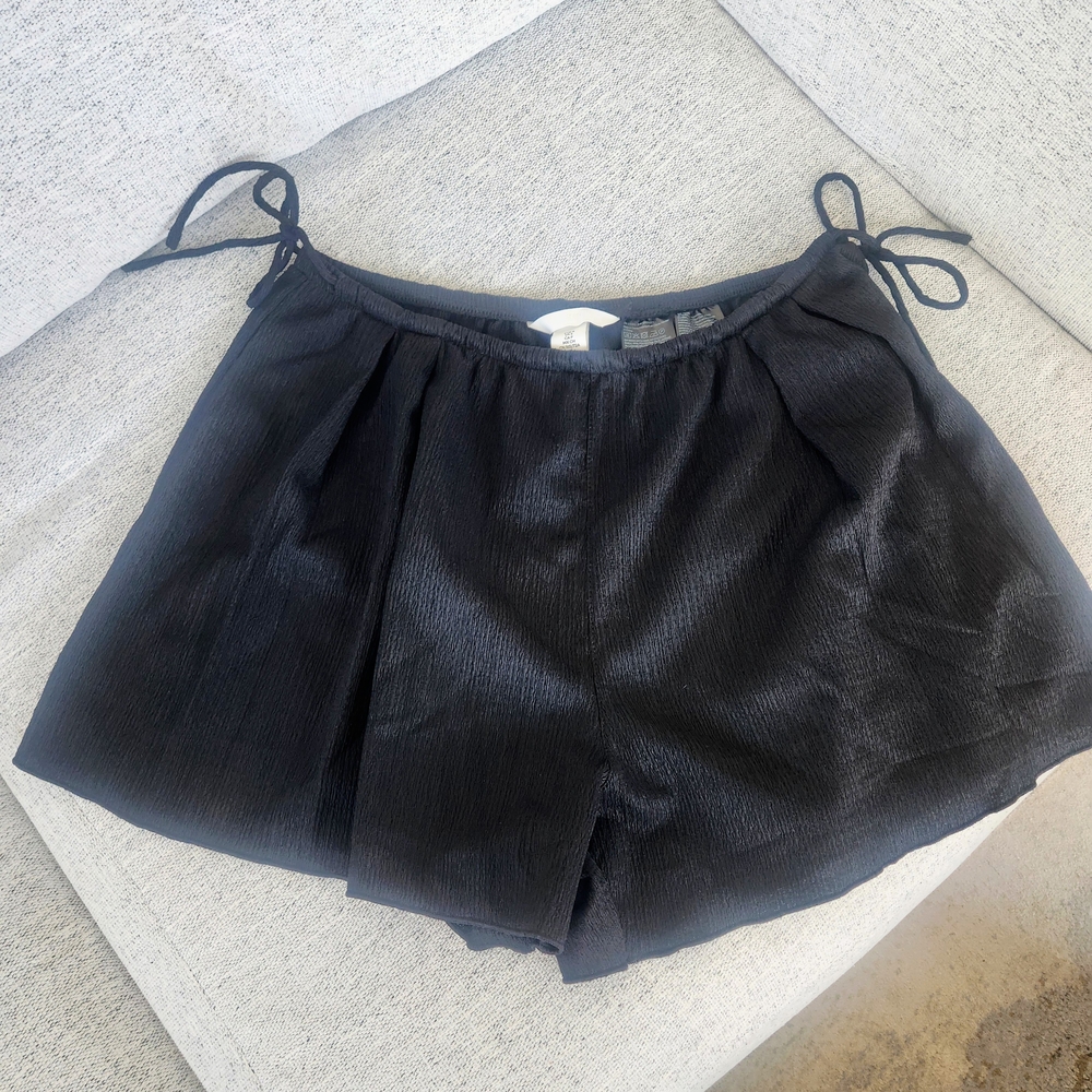 NWOT H&M Black Women's Skorts with Tie Detail